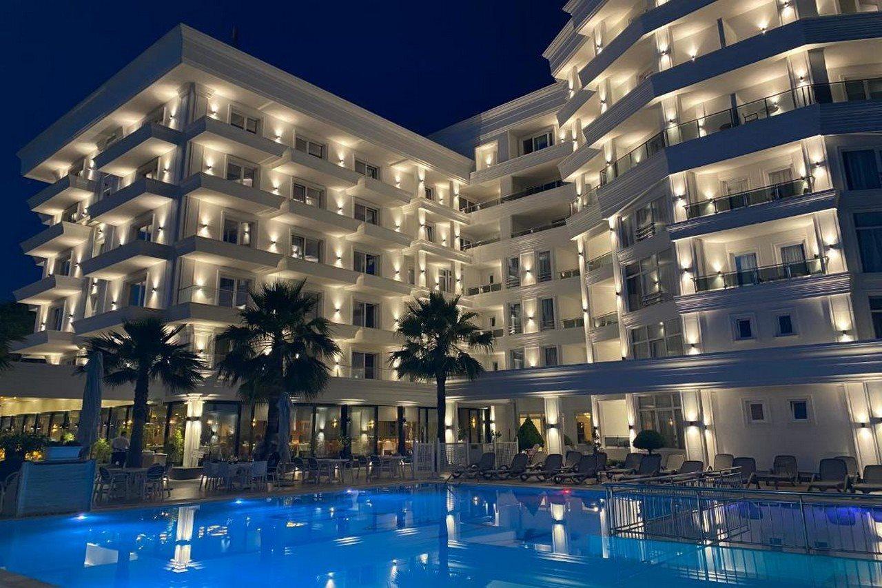Klajdi Resort Golem  Esterno foto The hotel at night